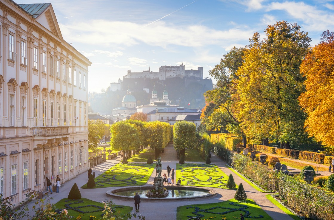 Blick auf Schloss Mirabell mit Schlossgarten in Salzburg
